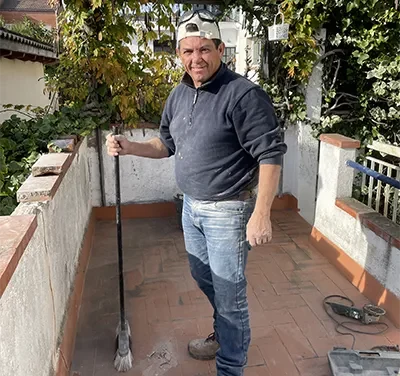 mariano A finales del 1979, su hijo Mariano Gonzalez Ruiz se une a la empresa familiar junto a su padre y sus hermanos Rosario y Manuel. En 1980 la empresa se traslada a Castelldefels y se inician las construcciones de edificios y chalets en Gavà, Sitges, el Vendrell, Calafell y Cunit. En el año 1990 Mariano Gonzalez funda Castellreform, poniendo el foco en la reforma integral y en el trato directo con el cliente particular, convirtiéndose en una de las empresas referente en reformas de cocinas, baños y locales comerciales.